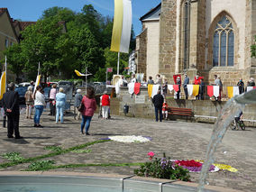 Erteilung des eucharistischen Wettersegens vor der Stadtpfarrkirche St. Crescentius